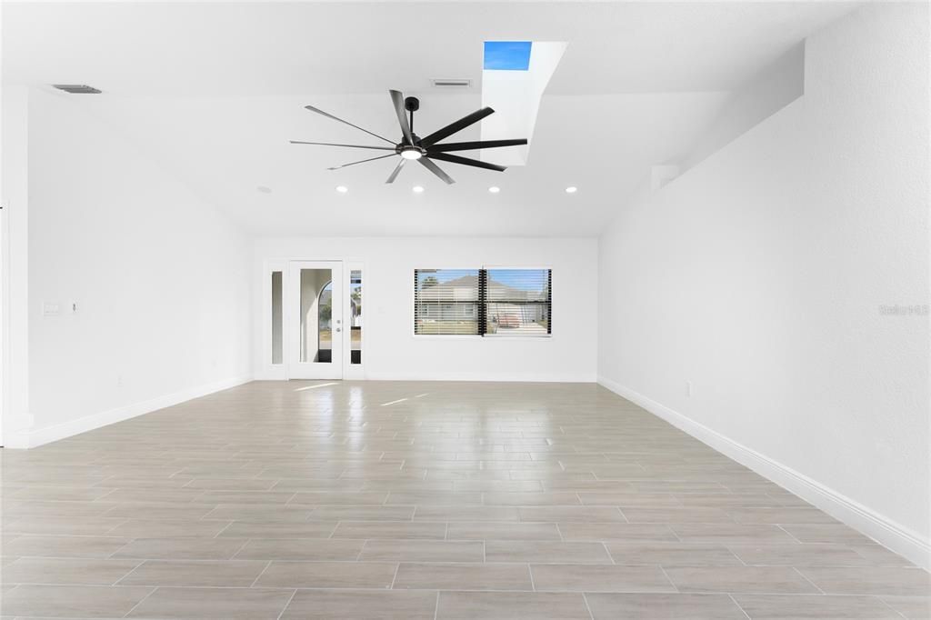 For Sale: $375,000 (3 beds, 2 baths, 1899 Square Feet)