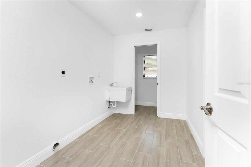 For Sale: $375,000 (3 beds, 2 baths, 1899 Square Feet)