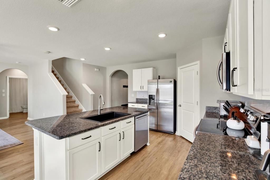 For Rent: $3,000 (5 beds, 2 baths, 2601 Square Feet)