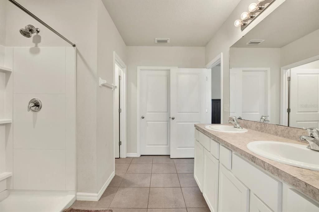 For Rent: $3,000 (5 beds, 2 baths, 2601 Square Feet)