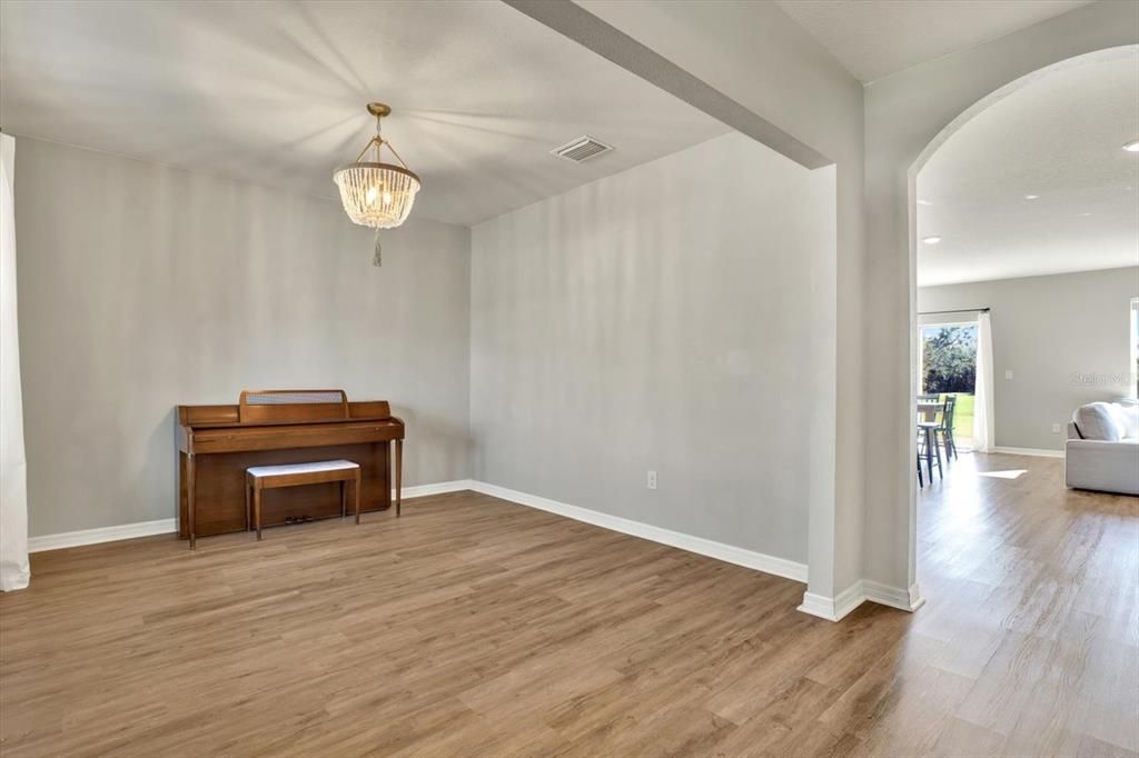 For Rent: $3,000 (5 beds, 2 baths, 2601 Square Feet)