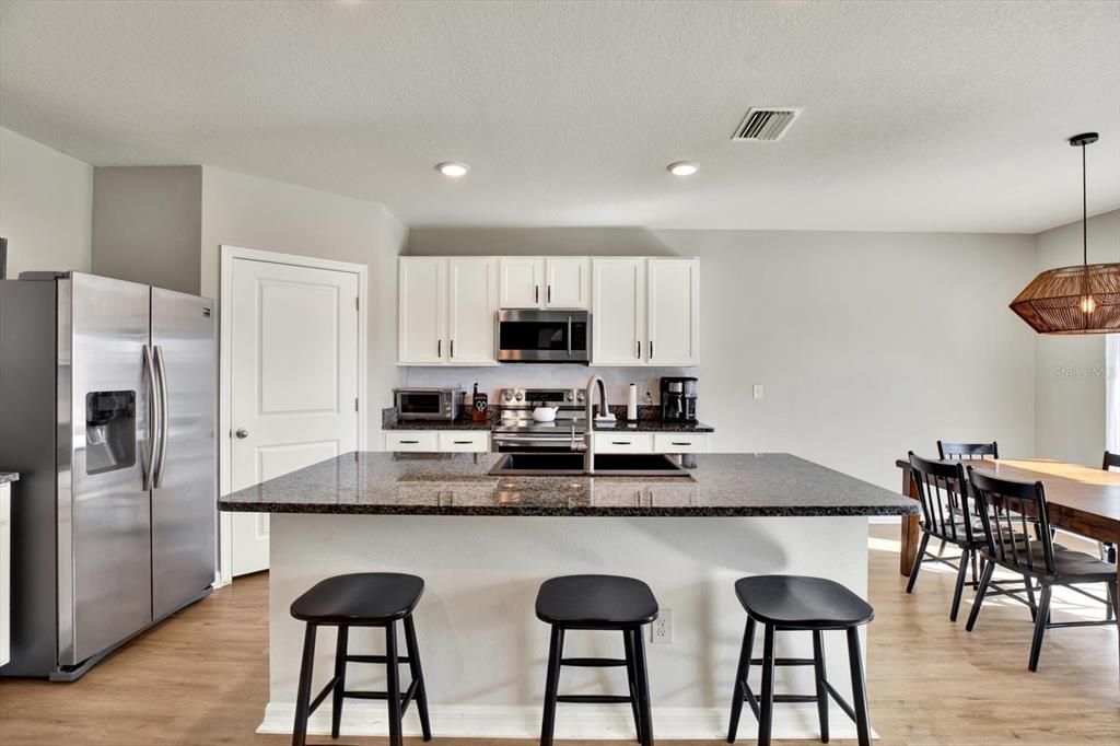 For Rent: $3,000 (5 beds, 2 baths, 2601 Square Feet)