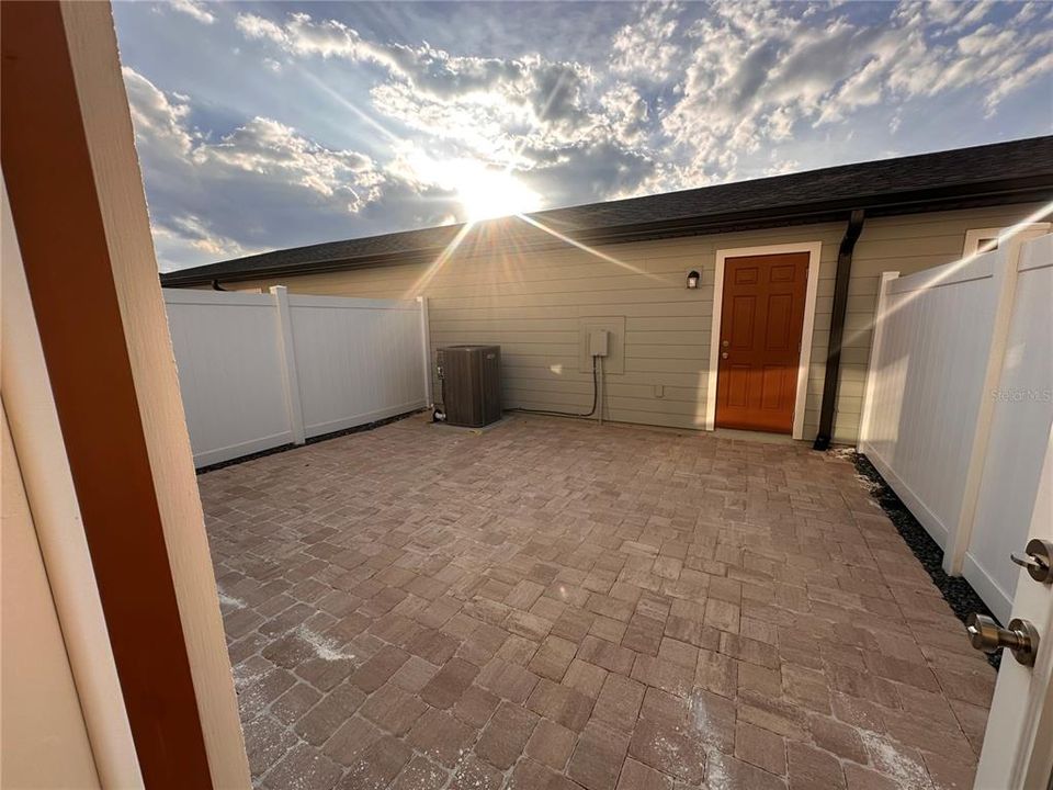 For Rent: $2,500 (3 beds, 3 baths, 1577 Square Feet)