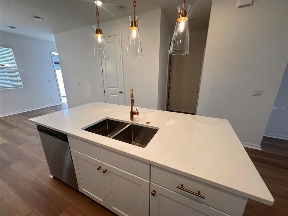 For Rent: $2,500 (3 beds, 3 baths, 1577 Square Feet)