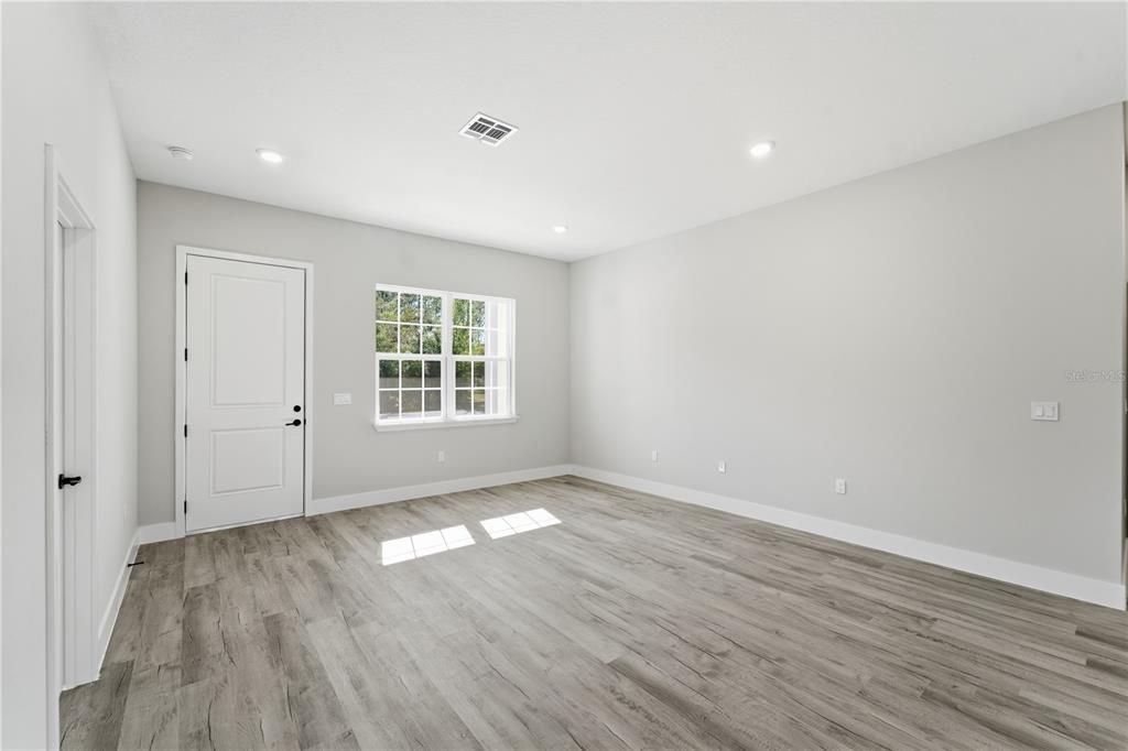 For Sale: $349,900 (4 beds, 3 baths, 1802 Square Feet)