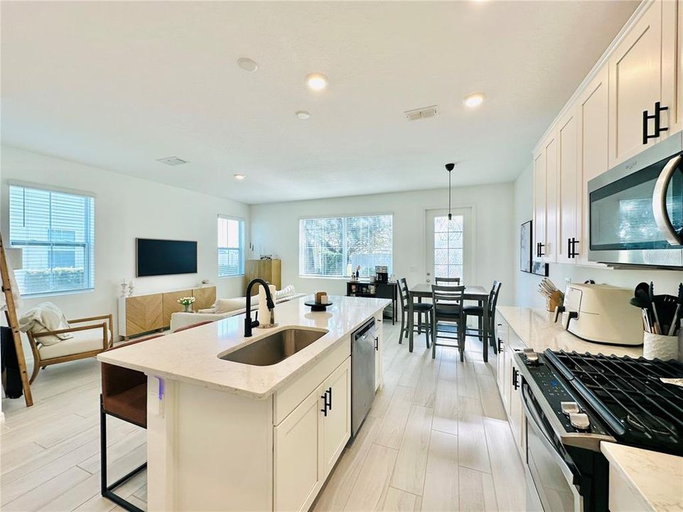 For Rent: $2,050 (3 beds, 2 baths, 1609 Square Feet)