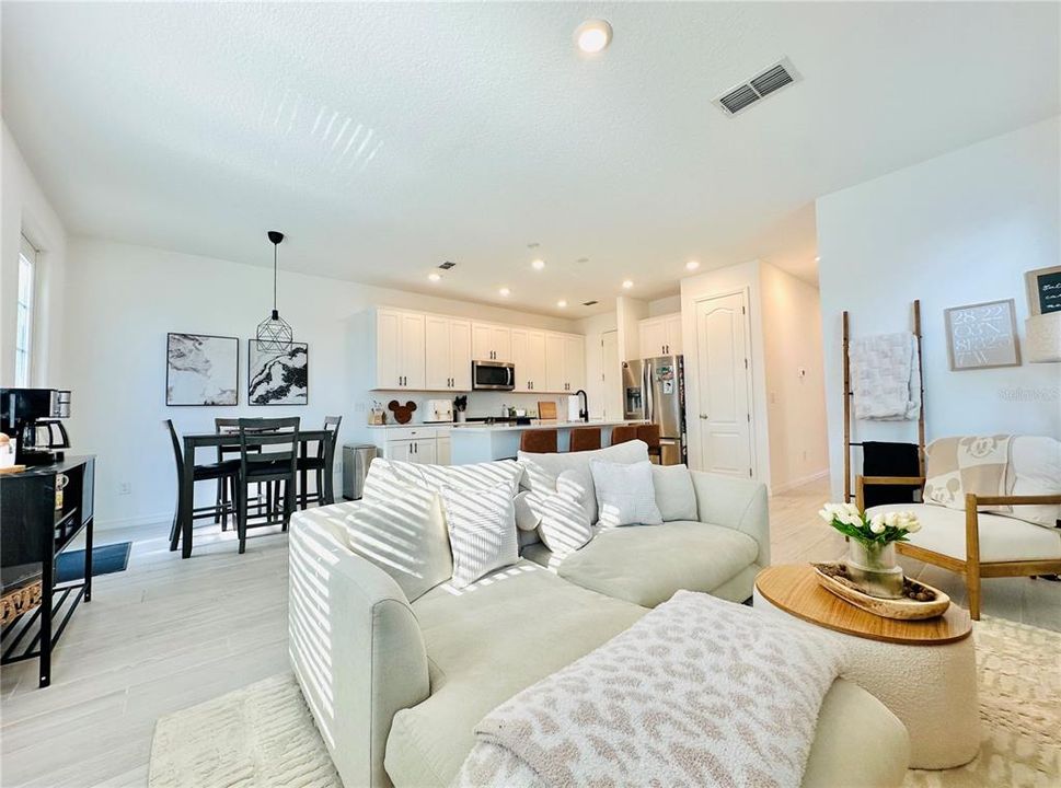 For Rent: $2,050 (3 beds, 2 baths, 1609 Square Feet)