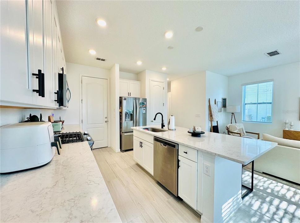 For Rent: $2,050 (3 beds, 2 baths, 1609 Square Feet)