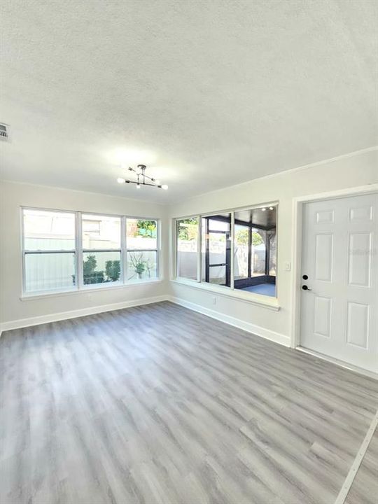 En Venta: $339,000 (4 camas, 2 baños, 1742 Pies cuadrados)