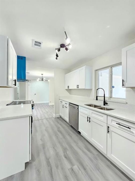 En Venta: $339,000 (4 camas, 2 baños, 1742 Pies cuadrados)