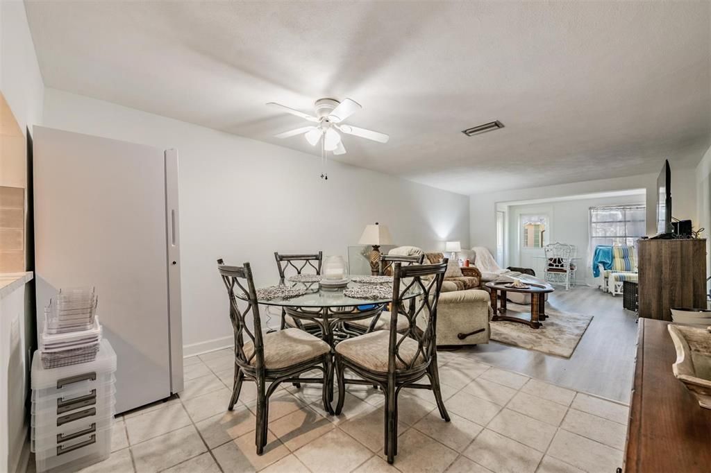 На продажу: $135,000 (2 спален, 2 ванн, 1050 Квадратных фут)