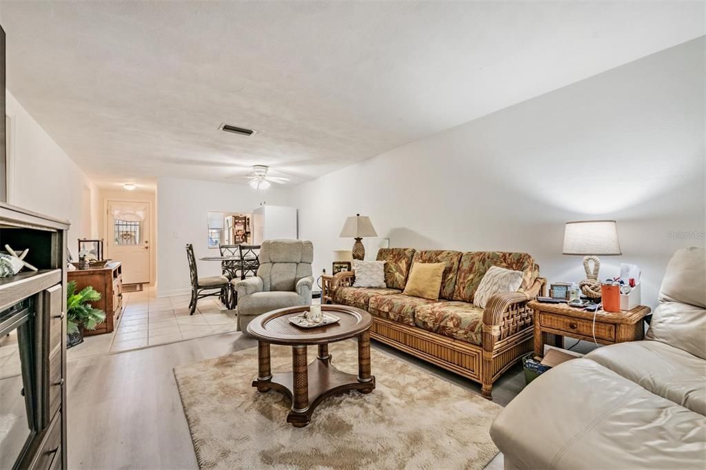 На продажу: $135,000 (2 спален, 2 ванн, 1050 Квадратных фут)