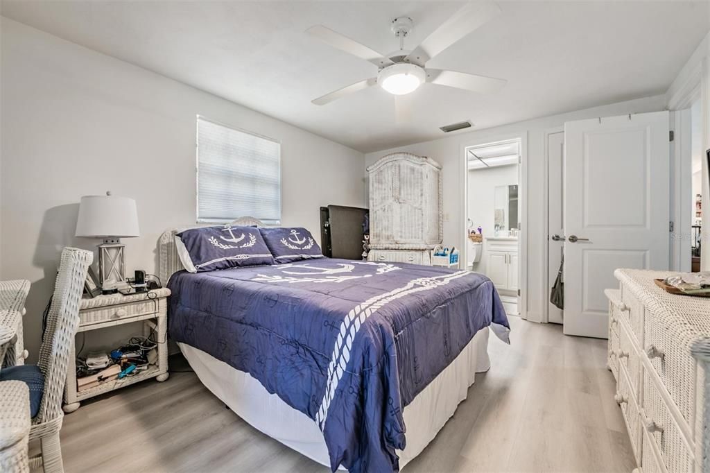 На продажу: $135,000 (2 спален, 2 ванн, 1050 Квадратных фут)