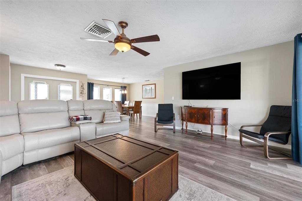 En Venta: $550,000 (3 camas, 3 baños, 2086 Pies cuadrados)