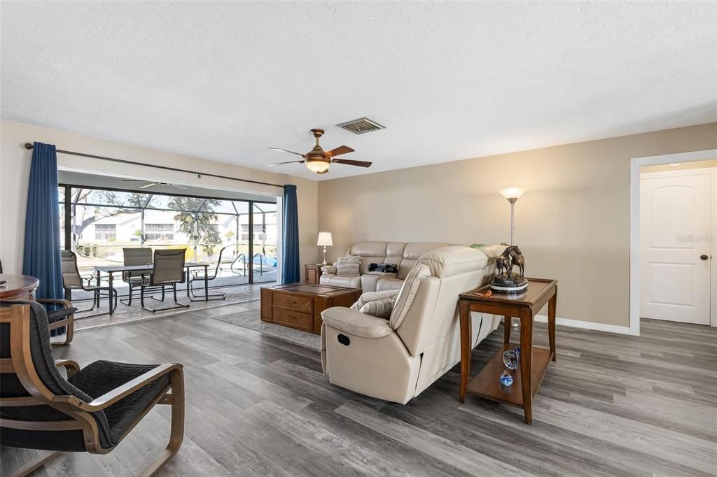 En Venta: $550,000 (3 camas, 3 baños, 2086 Pies cuadrados)