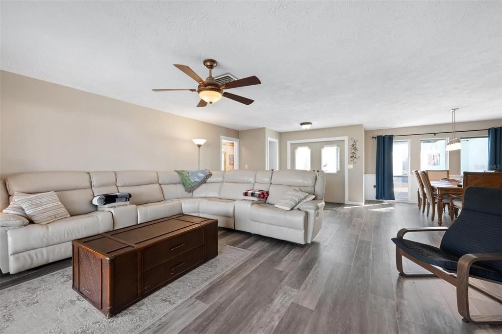 En Venta: $550,000 (3 camas, 3 baños, 2086 Pies cuadrados)