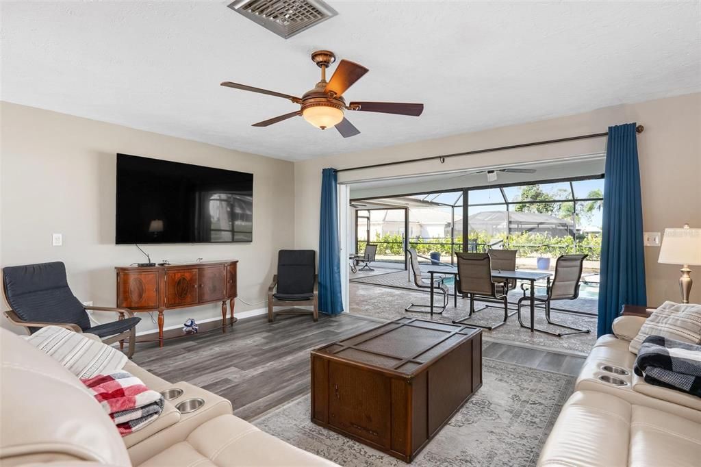 En Venta: $550,000 (3 camas, 3 baños, 2086 Pies cuadrados)