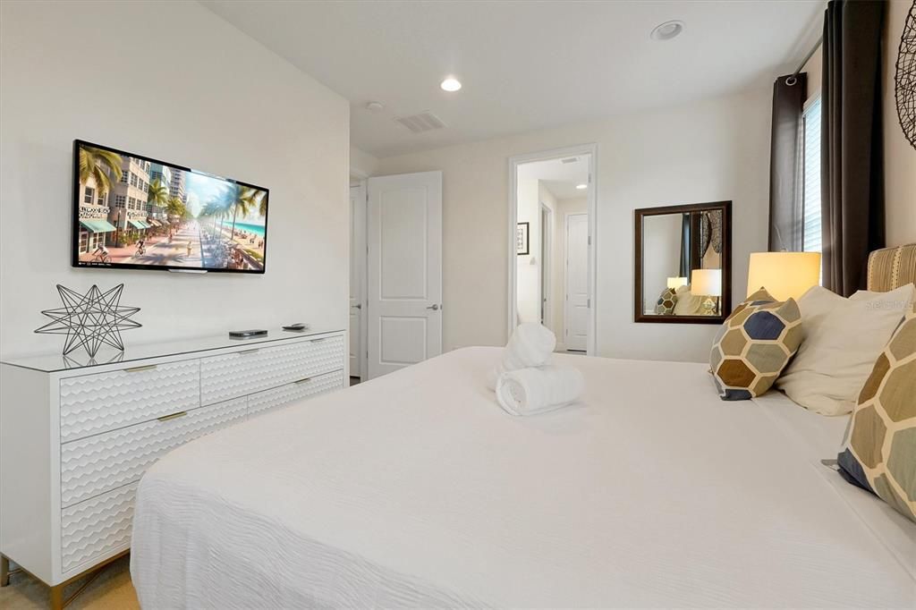 For Sale: $585,000 (6 beds, 6 baths, 3317 Square Feet)