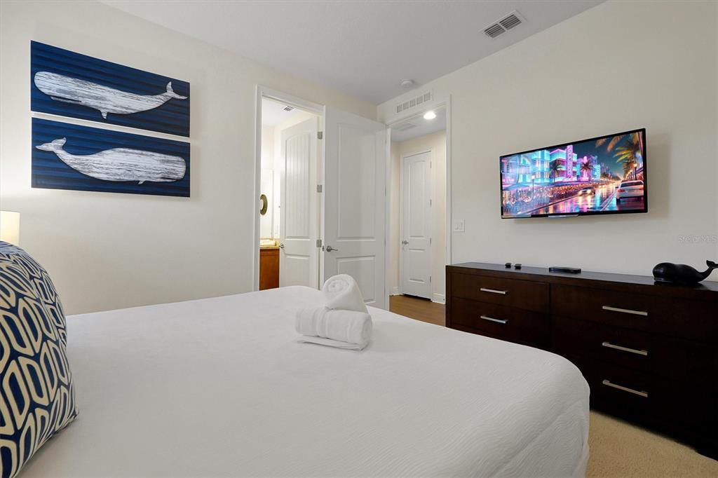 For Sale: $585,000 (6 beds, 6 baths, 3317 Square Feet)