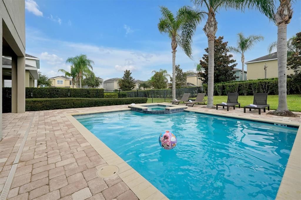 For Sale: $585,000 (6 beds, 6 baths, 3317 Square Feet)