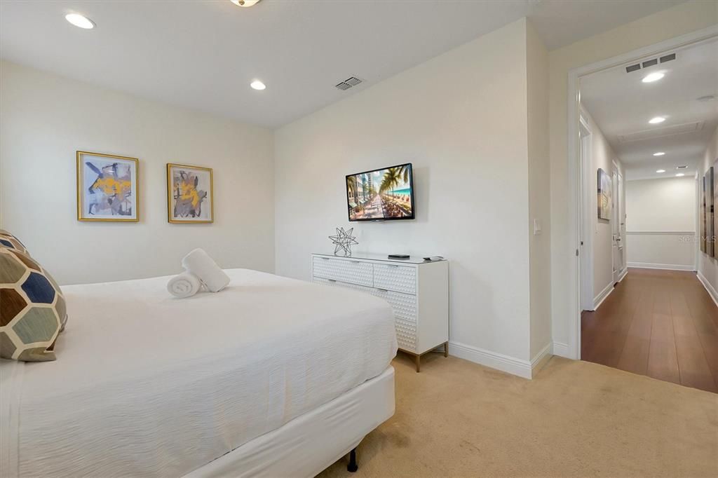 For Sale: $585,000 (6 beds, 6 baths, 3317 Square Feet)