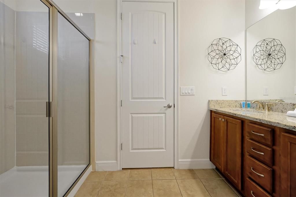 For Sale: $585,000 (6 beds, 6 baths, 3317 Square Feet)