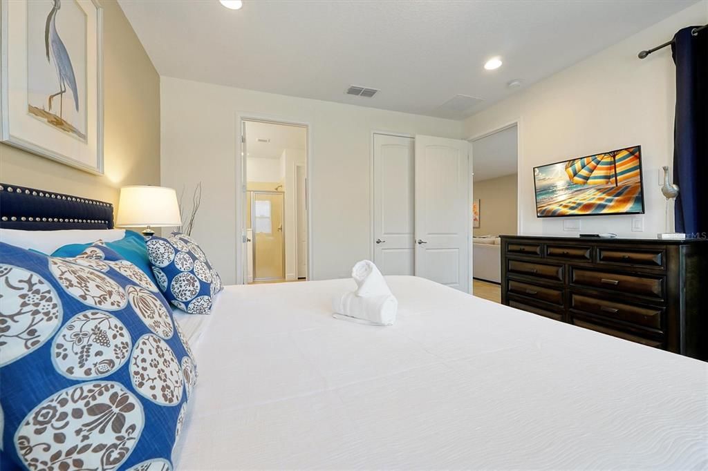 For Sale: $585,000 (6 beds, 6 baths, 3317 Square Feet)