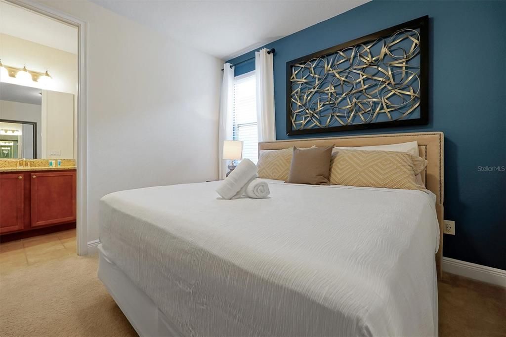 For Sale: $585,000 (6 beds, 6 baths, 3317 Square Feet)