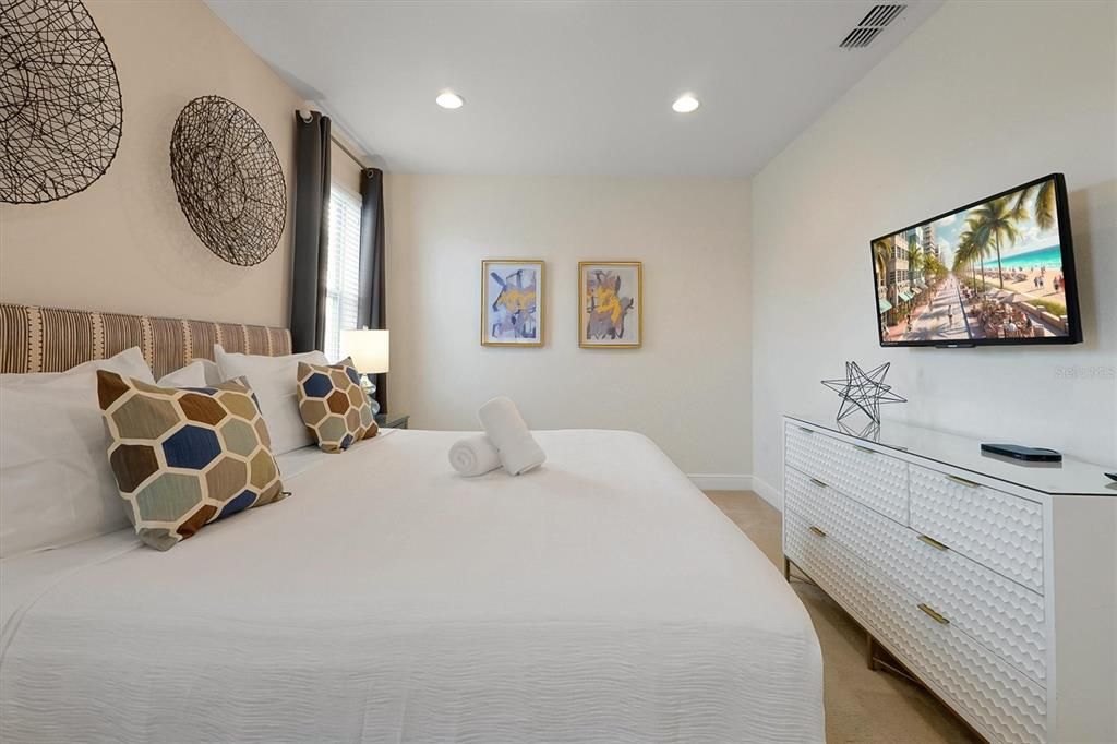 For Sale: $585,000 (6 beds, 6 baths, 3317 Square Feet)