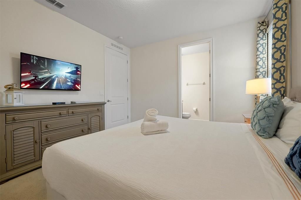 For Sale: $585,000 (6 beds, 6 baths, 3317 Square Feet)