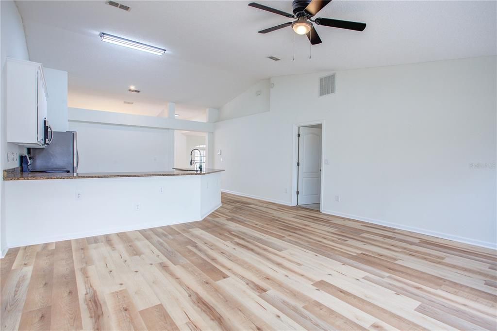 На продажу: $350,000 (4 спален, 3 ванн, 2422 Квадратных фут)