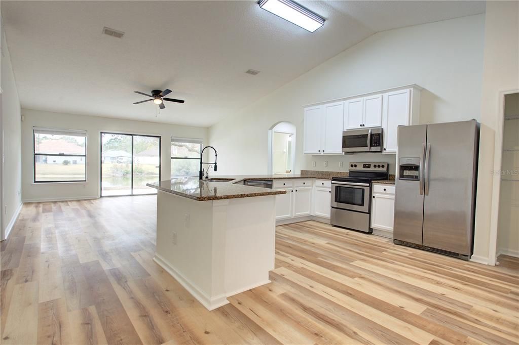 На продажу: $350,000 (4 спален, 3 ванн, 2422 Квадратных фут)