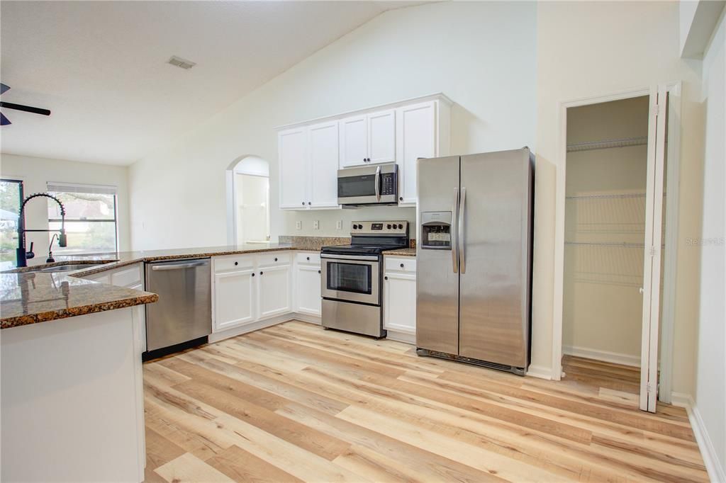 На продажу: $350,000 (4 спален, 3 ванн, 2422 Квадратных фут)