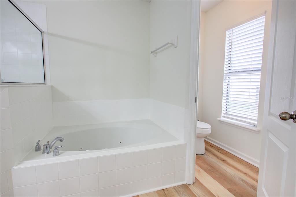 На продажу: $350,000 (4 спален, 3 ванн, 2422 Квадратных фут)