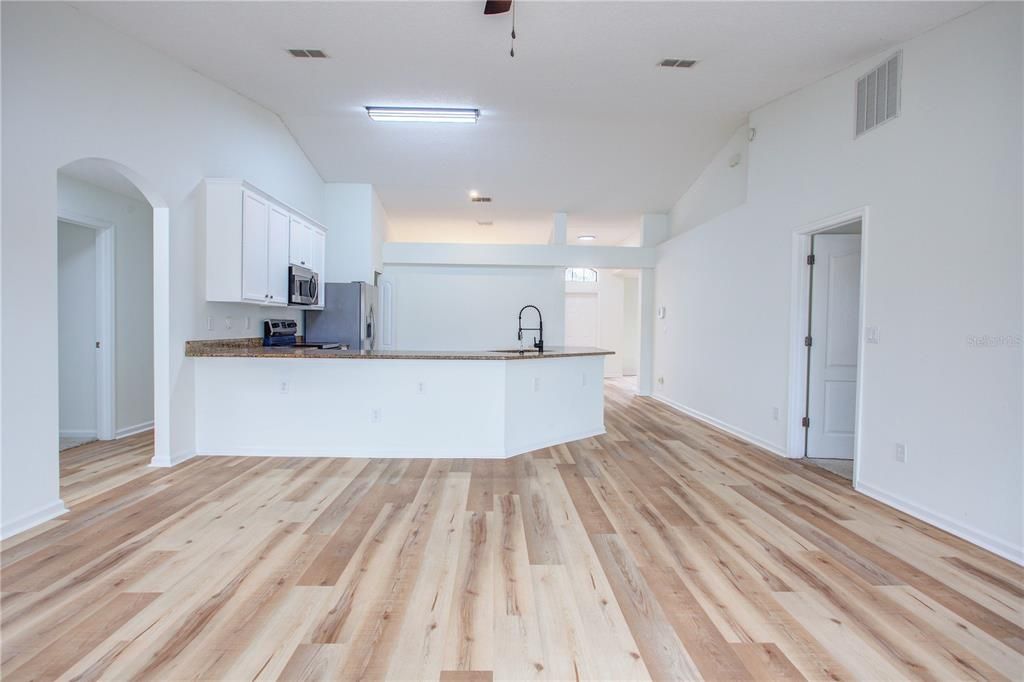 На продажу: $350,000 (4 спален, 3 ванн, 2422 Квадратных фут)