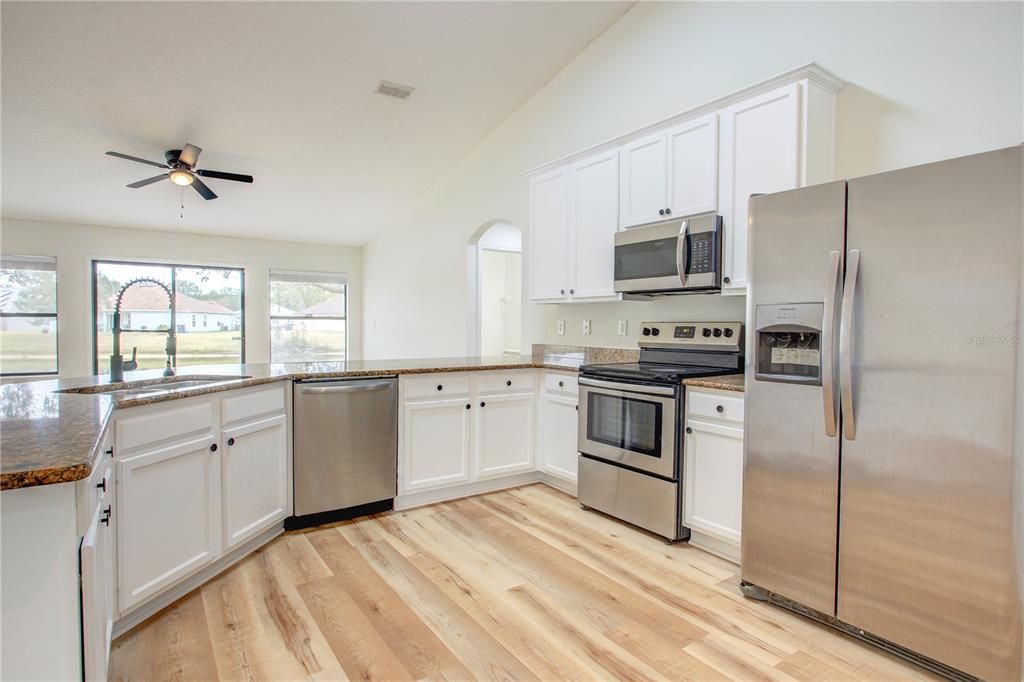 На продажу: $350,000 (4 спален, 3 ванн, 2422 Квадратных фут)