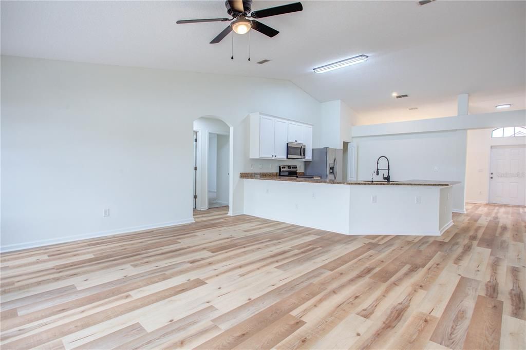 На продажу: $350,000 (4 спален, 3 ванн, 2422 Квадратных фут)