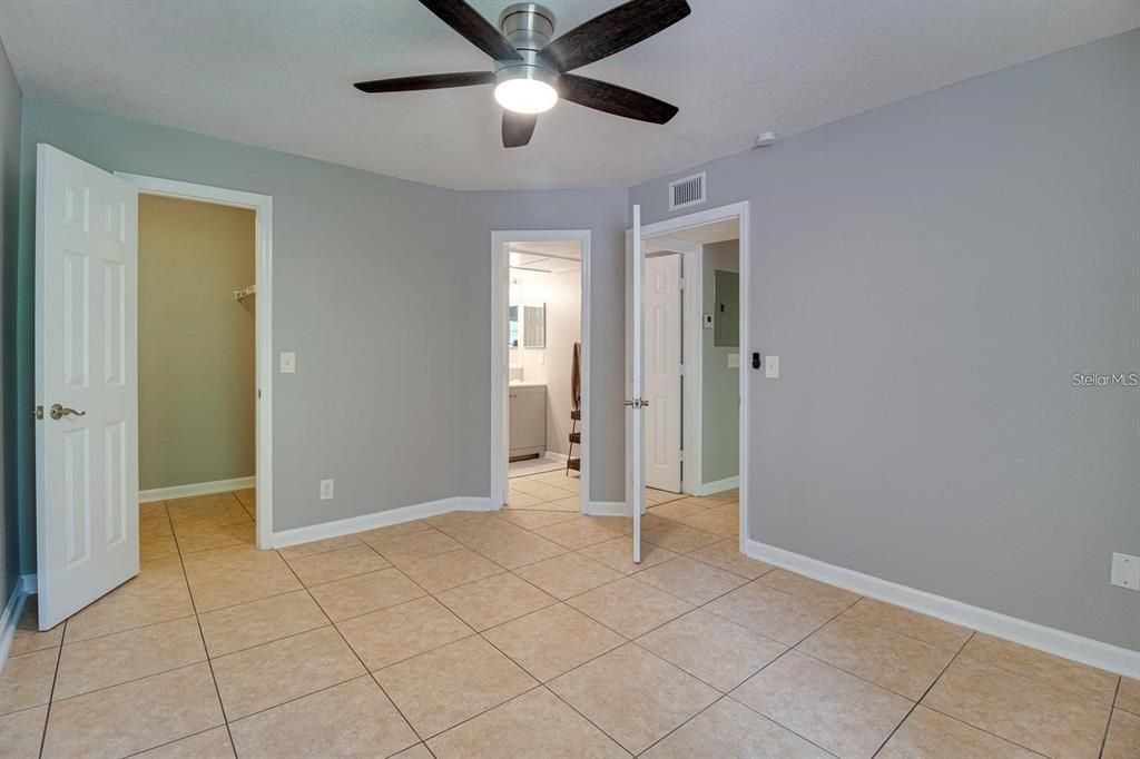 出租: $1,300 (1 贝兹, 1 浴室, 712 平方英尺)