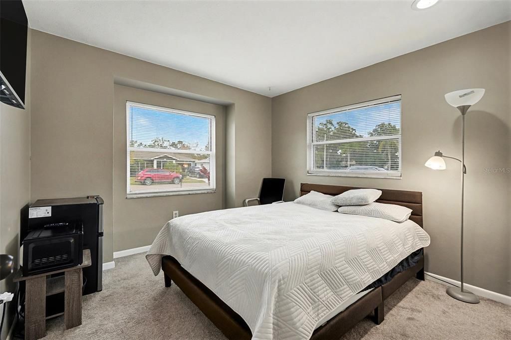 For Sale: $449,000 (5 beds, 4 baths, 1520 Square Feet)