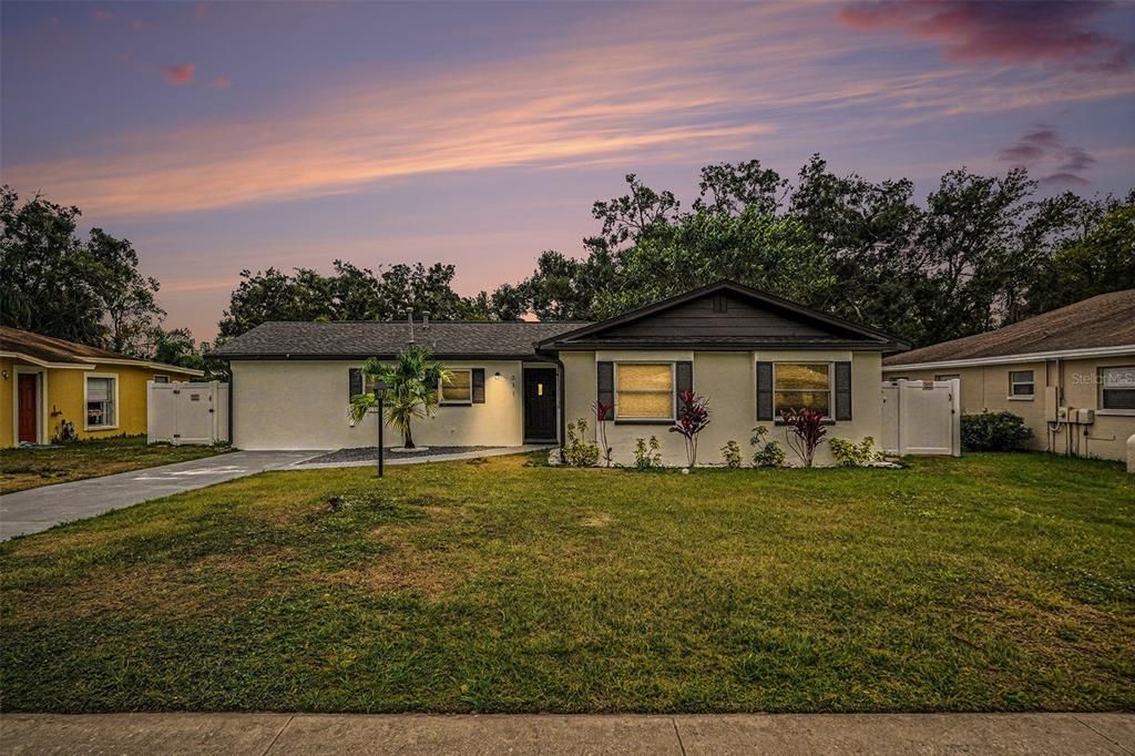 For Sale: $449,000 (5 beds, 4 baths, 1520 Square Feet)