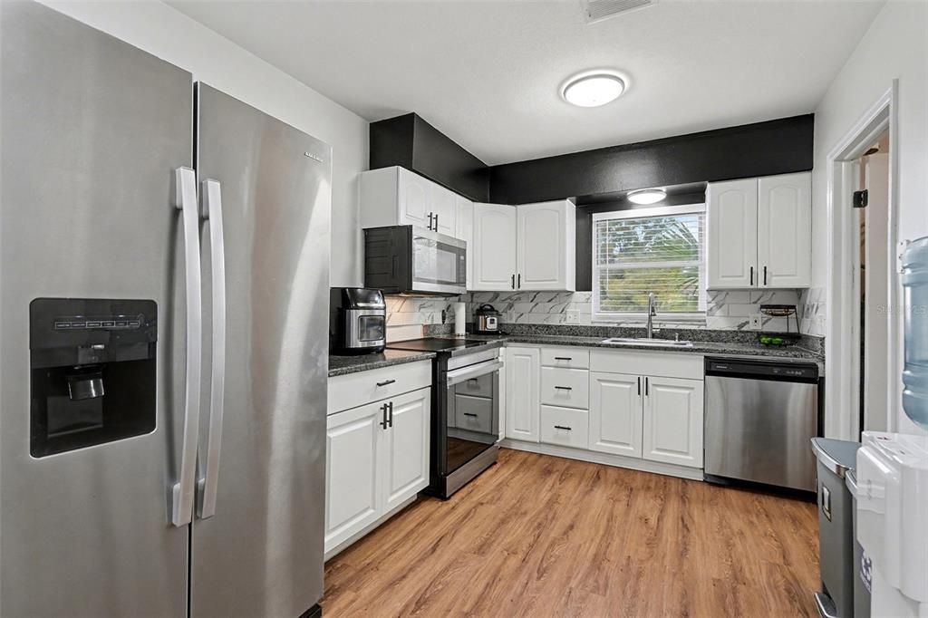 For Sale: $449,000 (5 beds, 4 baths, 1520 Square Feet)