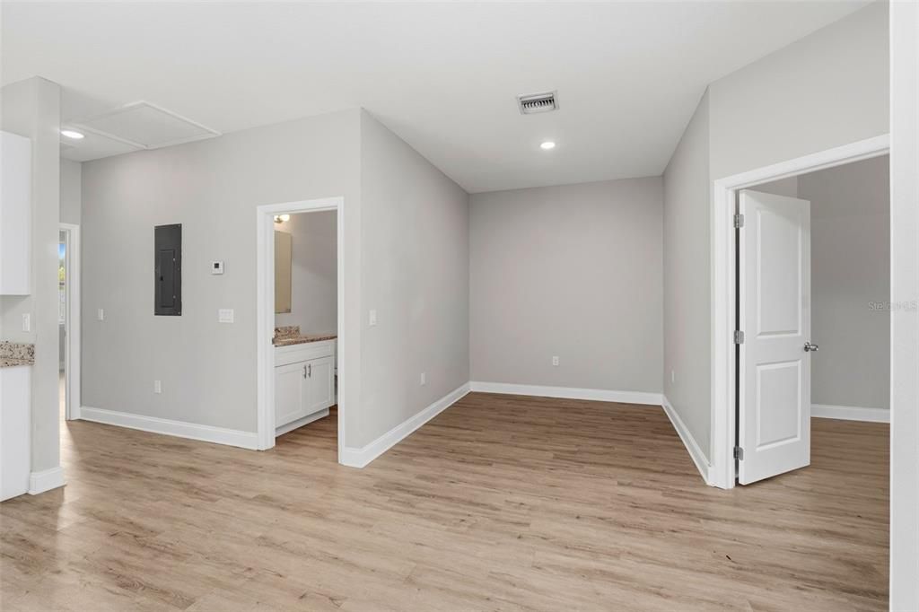 For Rent: $1,800 (3 beds, 2 baths, 1255 Square Feet)