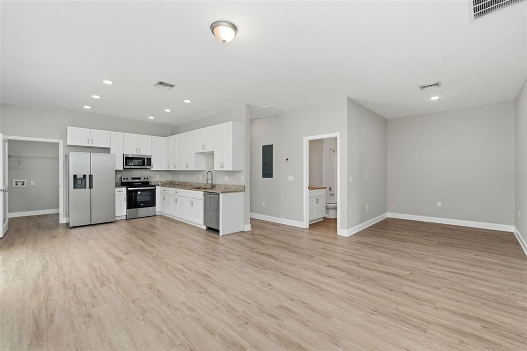 For Rent: $1,800 (3 beds, 2 baths, 1255 Square Feet)