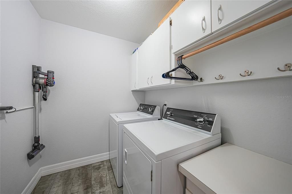 For Sale: $550,000 (3 beds, 2 baths, 1731 Square Feet)