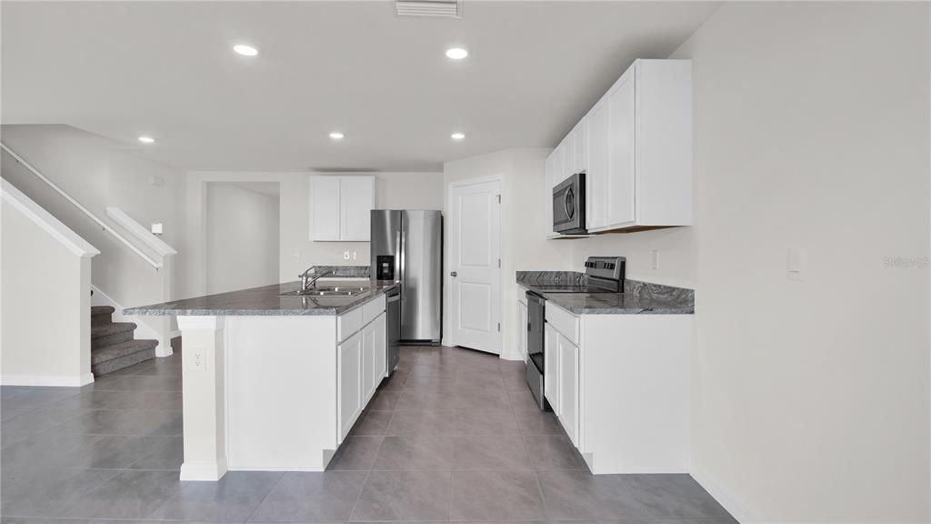 For Rent: $2,550 (5 beds, 3 baths, 2674 Square Feet)