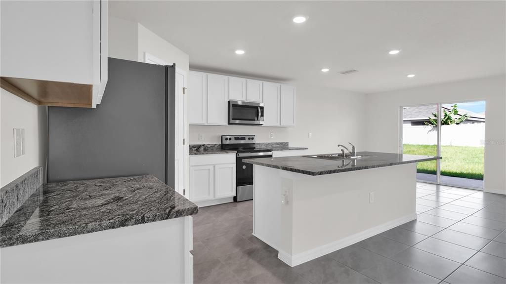 For Rent: $2,550 (5 beds, 3 baths, 2674 Square Feet)