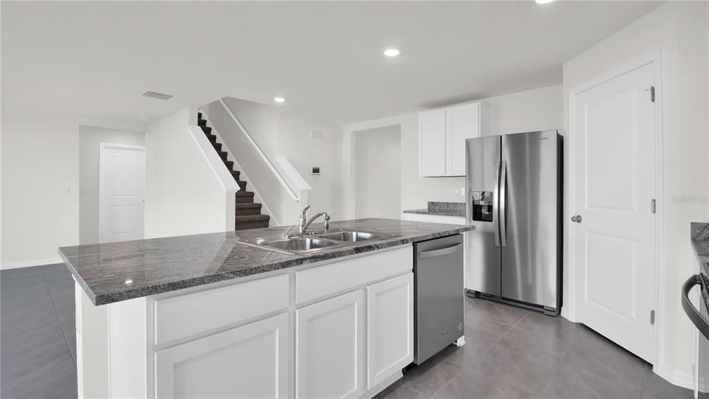 For Rent: $2,550 (5 beds, 3 baths, 2674 Square Feet)