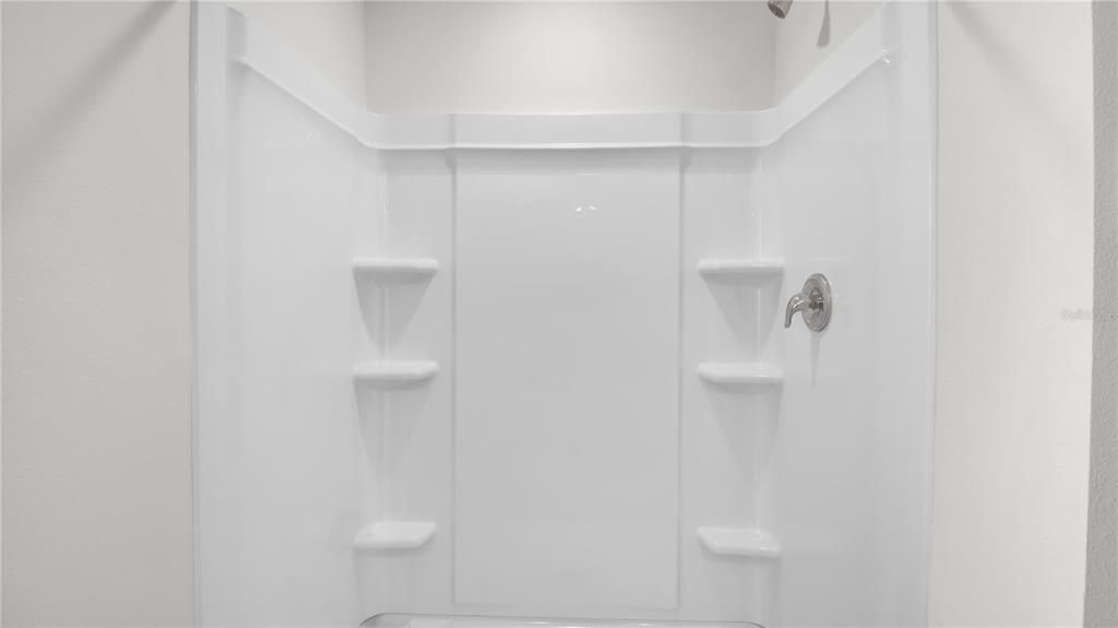 For Rent: $2,550 (5 beds, 3 baths, 2674 Square Feet)