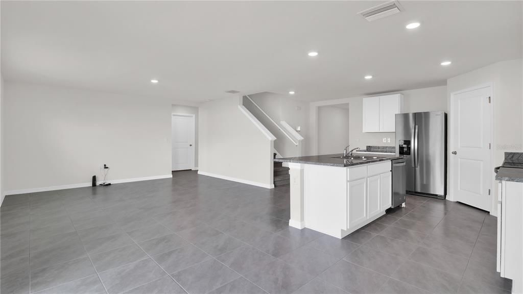 For Rent: $2,550 (5 beds, 3 baths, 2674 Square Feet)