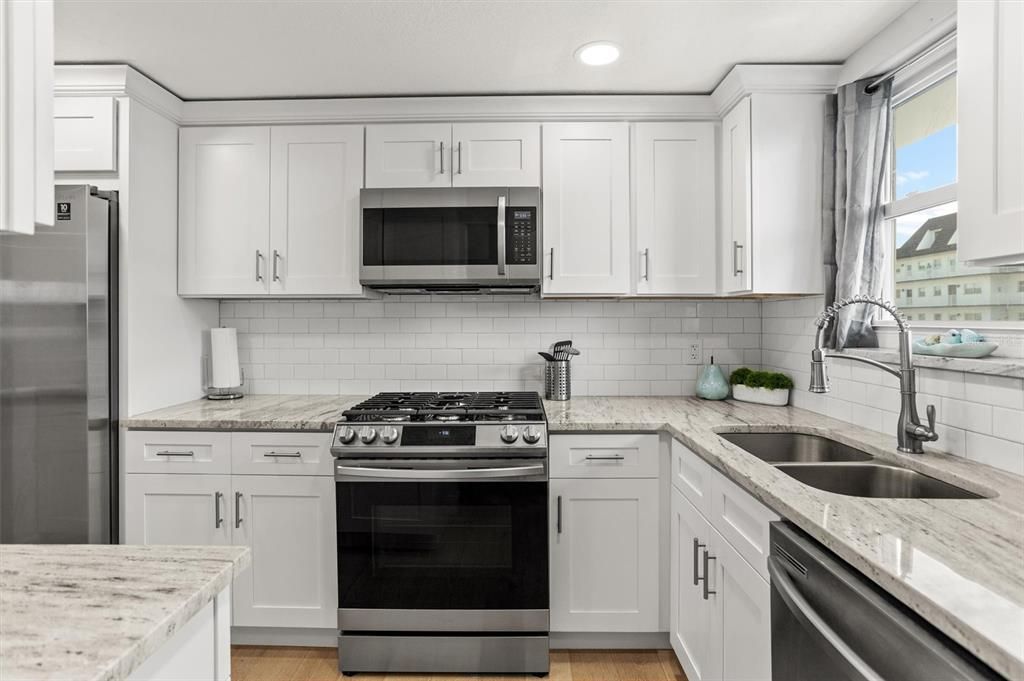 For Rent: $2,750 (2 beds, 2 baths, 1250 Square Feet)